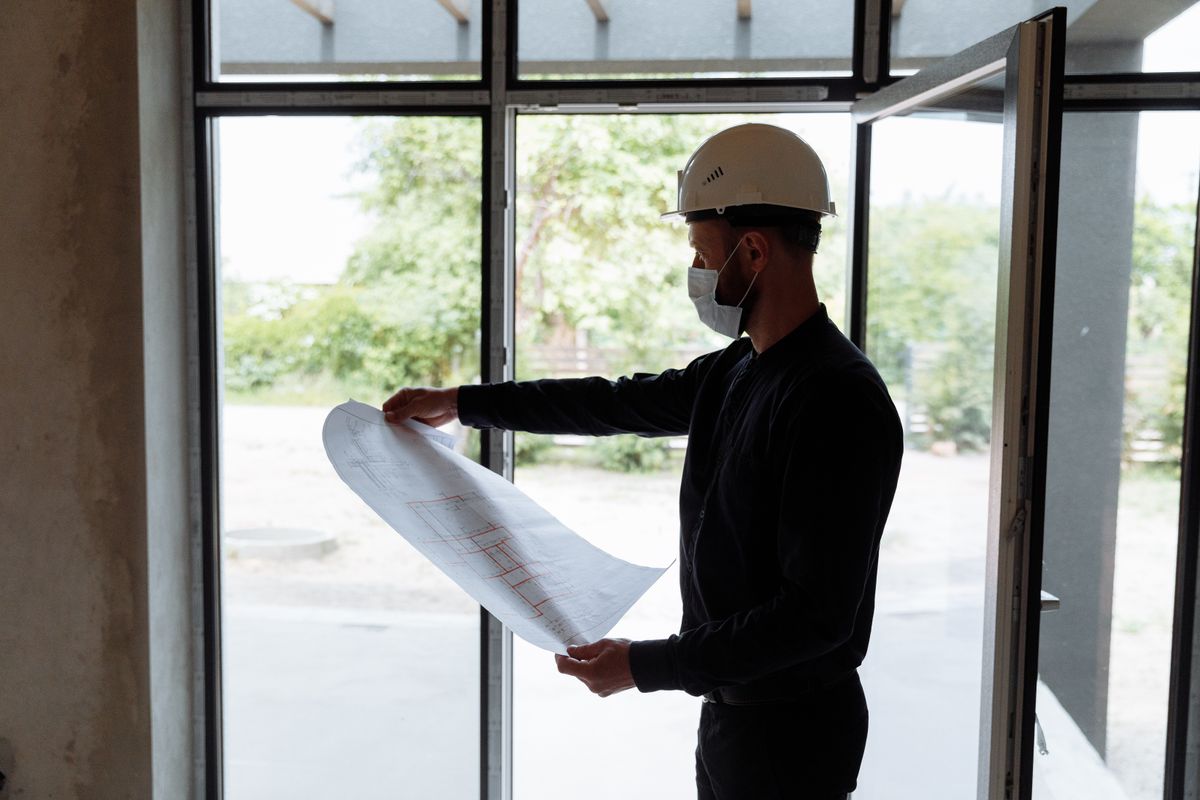 Engenheiro analisando uma planta técnica durante uma inspeção